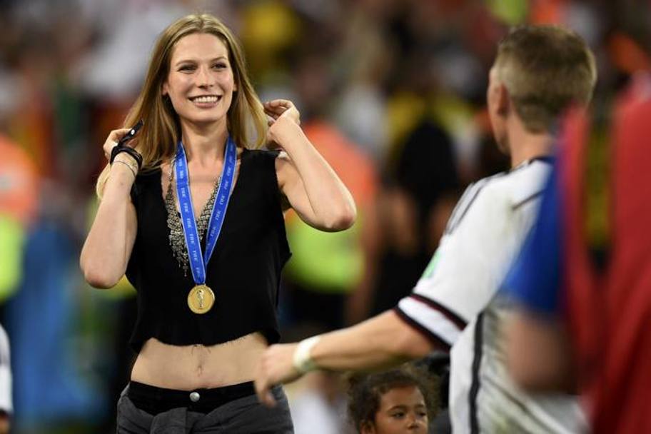 E pensare che non pi tardi di un paio di mesi fa il centrocampista del Bayern festeggiava la vittoria del Mondiale in Brasile con la modella tedesca Sarah Brandner, 25 anni. Action